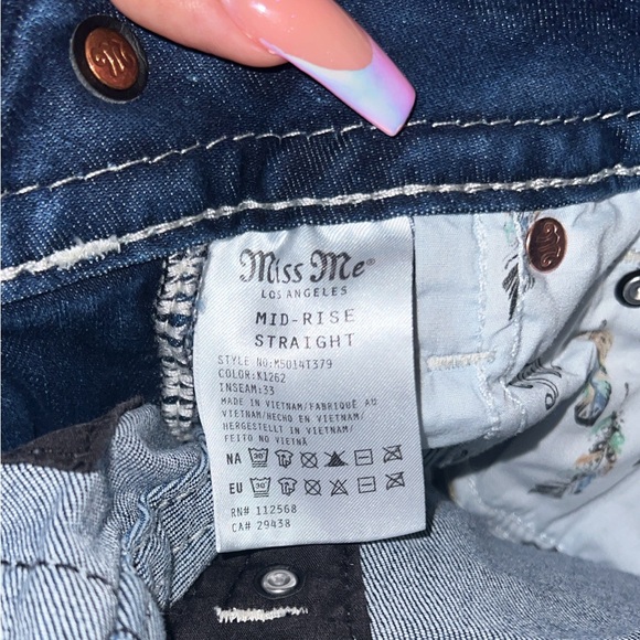 Miss Me jeans in size 25. They are mid-rise straight. - Picture 4 of 6